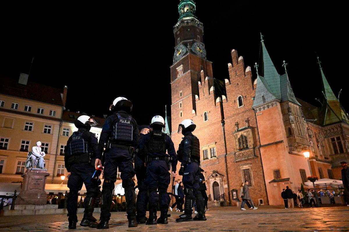 Polish riot police officers secure an area following clashes with Chelsea fans on Market Square in Wroclaw on May 27, 2025, on the eve of the UEFA Conference League Final between Real Betis and Chelsea FC. (Photo by Sergei GAPON / AFP)