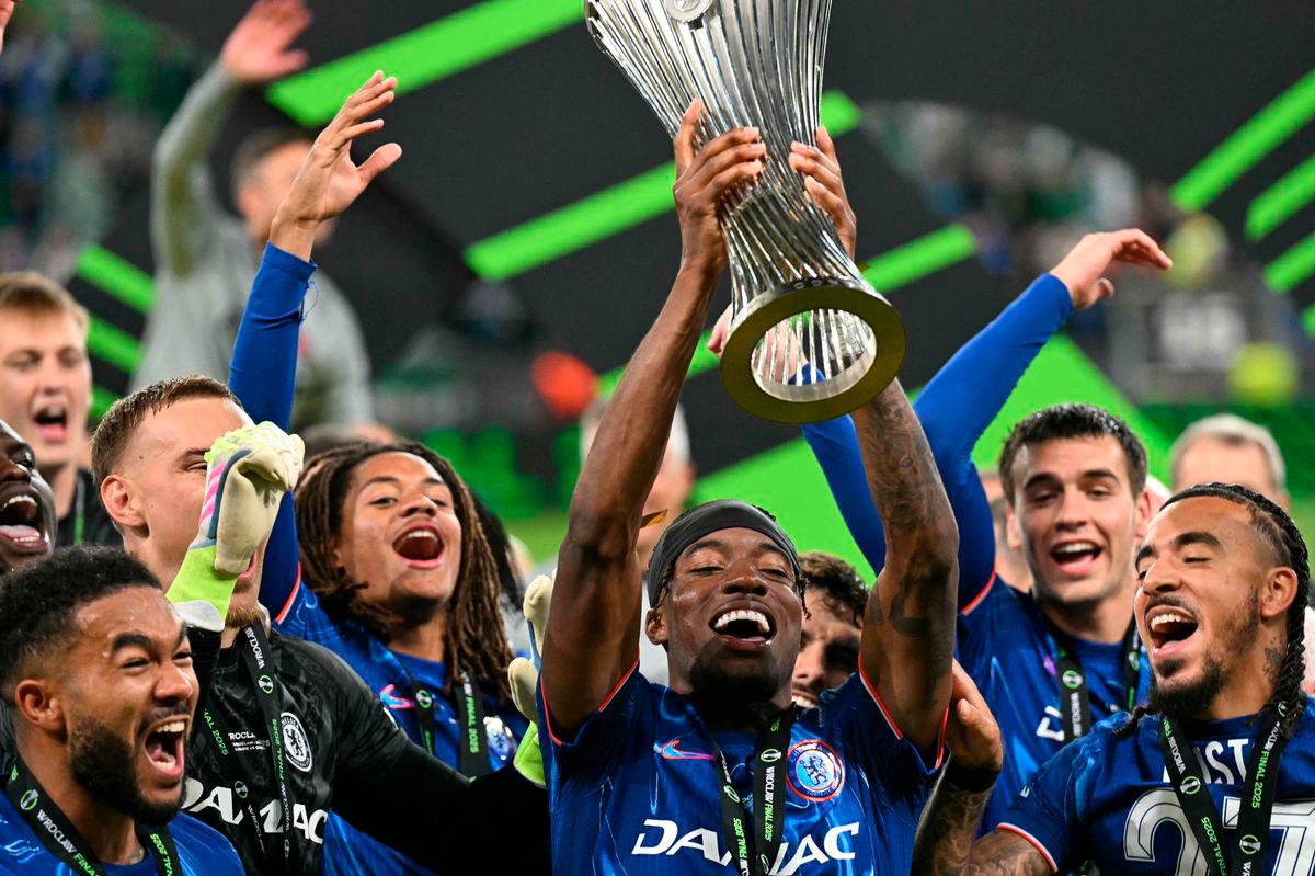 Chelsea’s English midfielder #11 Noni Madueke lifts the trophy as Chelsea’s players celebrate after the UEFA Conference League final football match between Real Betis and Chelsea FC in Wroclaw on May 28, 2025. AFPpix