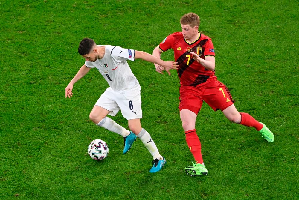 Belgium’s midfielder Kevin De Bruyne (R) challenges Italy’s midfielder Jorginho (L) during the UEFA EURO 2020 quarter-final football match between Belgium and Italy at the Allianz Arena in Munich on July 2, 2021. -AFPpix