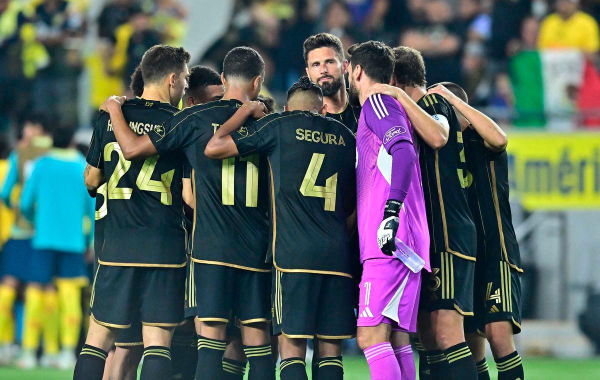 LAFC’s French forward #09 Olivier Giroud (C) and LAFC’s French goalkeeper #01 Hugo Lloris gather with their teammates ahead of a play-in match between LAFC and Club America for the final spot in the 2025 FIFA Club World Cup, at BMO Stadium in Los Angeles, California, on May 31, 2025. (Photo by Frederic J. BROWN / AFP)