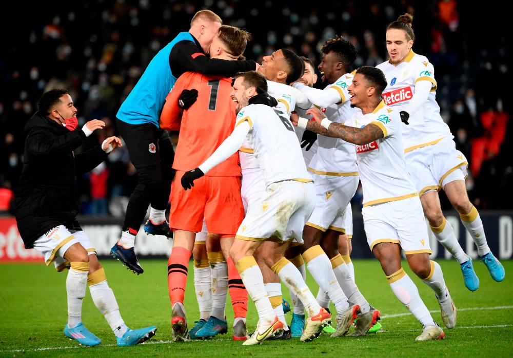 Nice’s players celebrates after winning the penalty shootout of the French Cup football match between Paris Saint-Germain (PSG) and Nice at the Parc des Princes stadium in Paris on January 31, 2022. AFPPIX