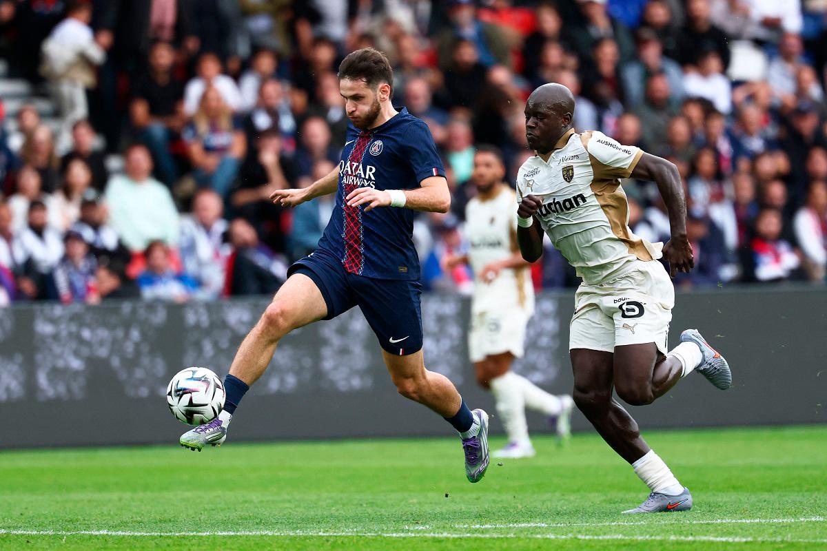 Paris Saint-Germain’s Georgian forward #07 Khvicha Kvaratskhelia (L). - FRANCK FIFE / AFP