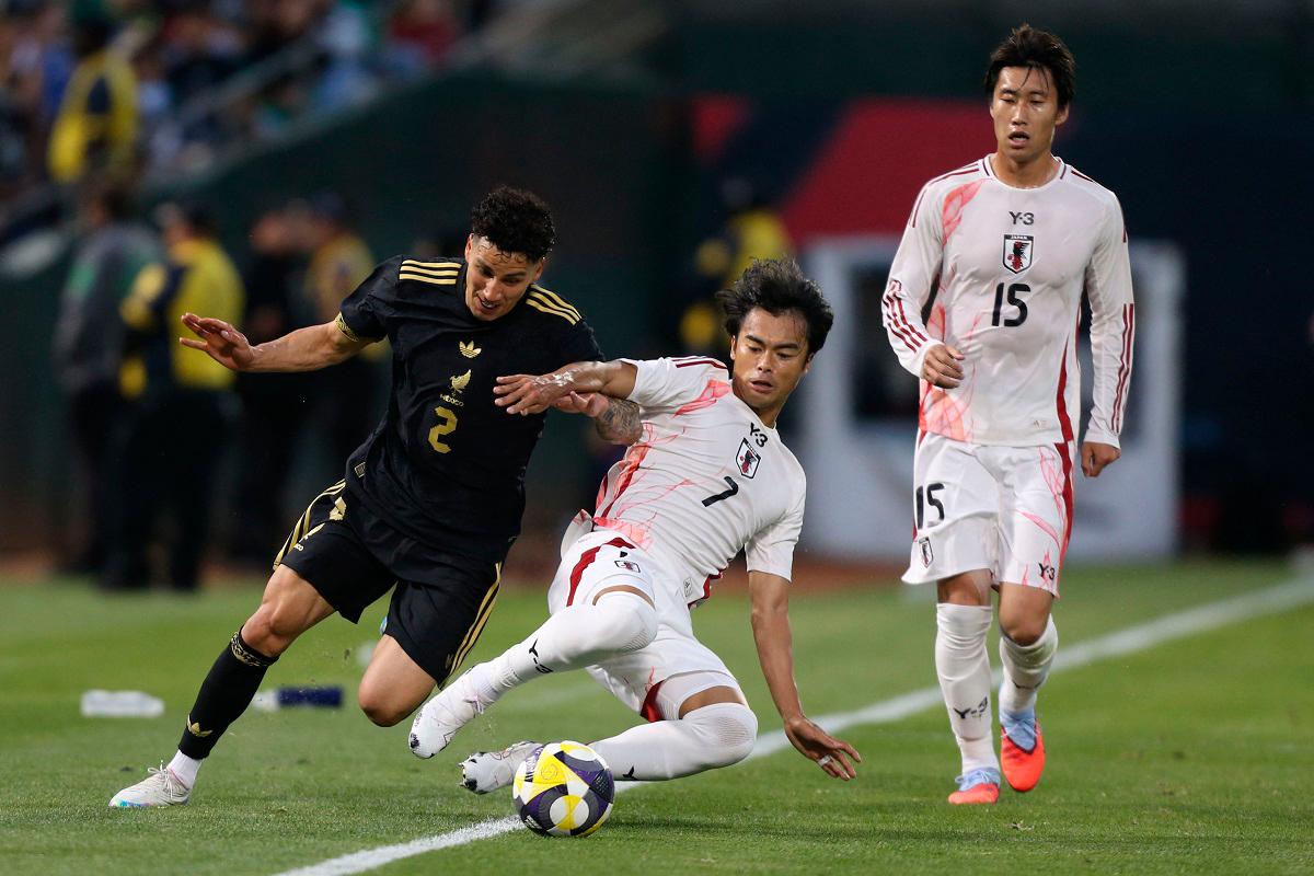 Mexico’s defender #02 Jorge Sanchez and Japan’s midfielder #07 Kaoru Mitoma fight for the ball along the sideline during the MexTour international friendly football match between Mexico and Japan. - Karl Mondon / AFP