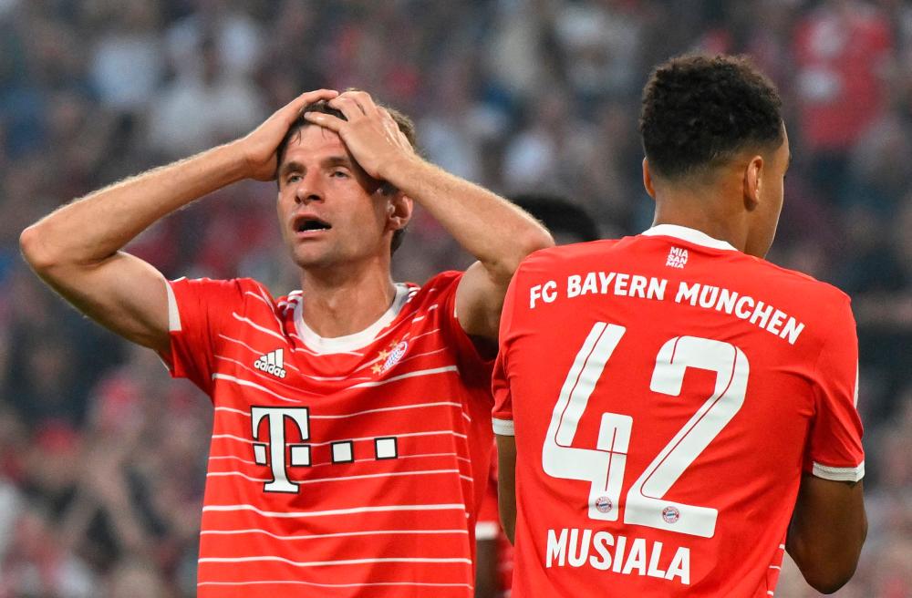 Bayern Munich’s German forward Thomas Mueller (L) reacts to a missed chance next to Bayern Munich’s German midfielder Jamal Musiala during the German first division Bundesliga football match between Bayern Munich and Borussia Moenchengladbach in Munich, southern Germany on August 27, 2022. AFPPIX