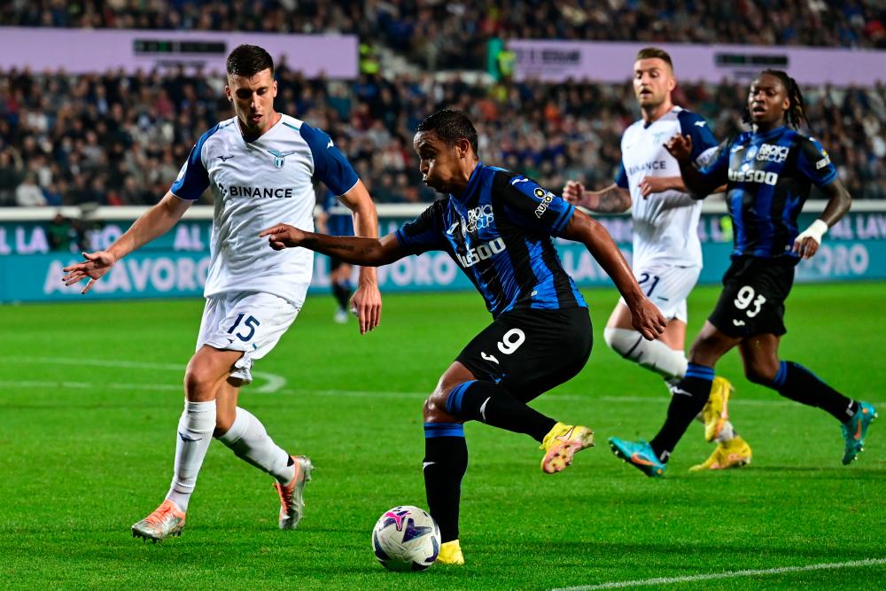 Atalanta’s Colombian forward Luis Muriel (C) challenges Lazio’s Italian defender Nicolo Casale during the Italian Serie A football match between Atalanta and Lazio on October 23, 2022 at the Atleti Azzurri d’Italia stadium in Bergamo. AFPPIX