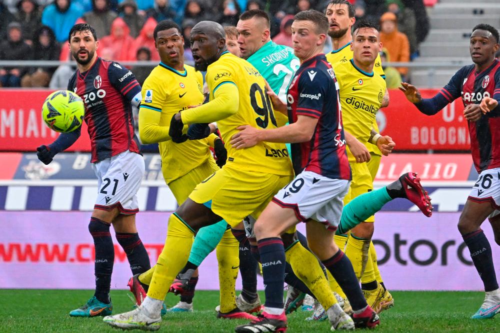 Inter Milan’s Belgian forward Romelu Lukaku (C-L) and Bologna’s British midfielder Lewis Ferguson (C-R) go for the ball during the Italian Serie A football match between Bologna and Inter on February 26, 2023 at the Renato-Dall’Ara stadium in Bologna. AFPPIX