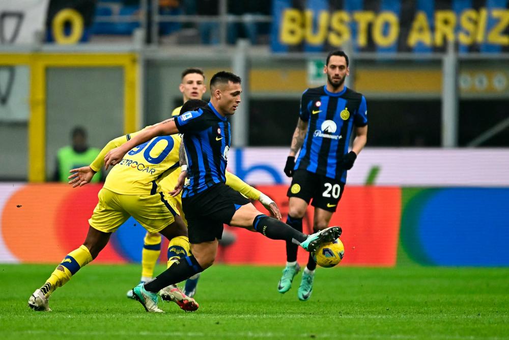 Inter Milan’s Argentine forward #10 Lautaro Martinez (C) fights for the ball with Hellas Verona’s Italian forward #90 Michael Folorunsho (L) during the Italian Serie A football match between Inter Milan and Hellas Verona at the Giuseppe-Meazza (San Siro) Stadium in Milan on January 6, 2024./AFPPix