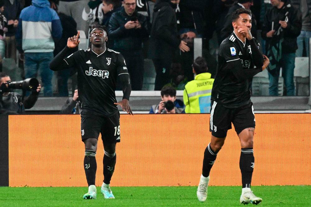 Juventus' Italian forward Moise Kean (L) celebrates after scoring his second goal during the Italian Serie A football match between Juventus and Lazio on November 13, 2022 at the Juventus stadium in Turin. - AFPPIX