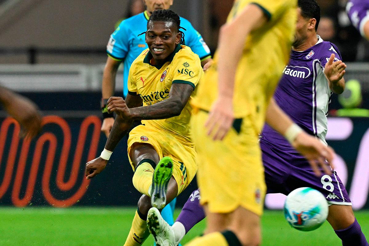 AC Milan’s Portuguese forward #10 Rafael Leao scores his team’s first goal during the Italian Serie A football match between AC Milan and Fiorentina at San Siro stadium in Milan. - Stefano RELLANDINI / AFP