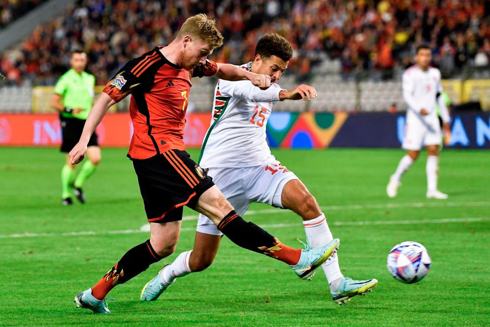 Belgium's midfielder Kevin De Bruyne (L) fights for the ball with Wales' defender Ethan Ampadu (R) during the Nations League League A Group 4 football match between Belgium and Wales at The King Baudouin Stadium in Brussels on September 22, 2022. AFPPIX