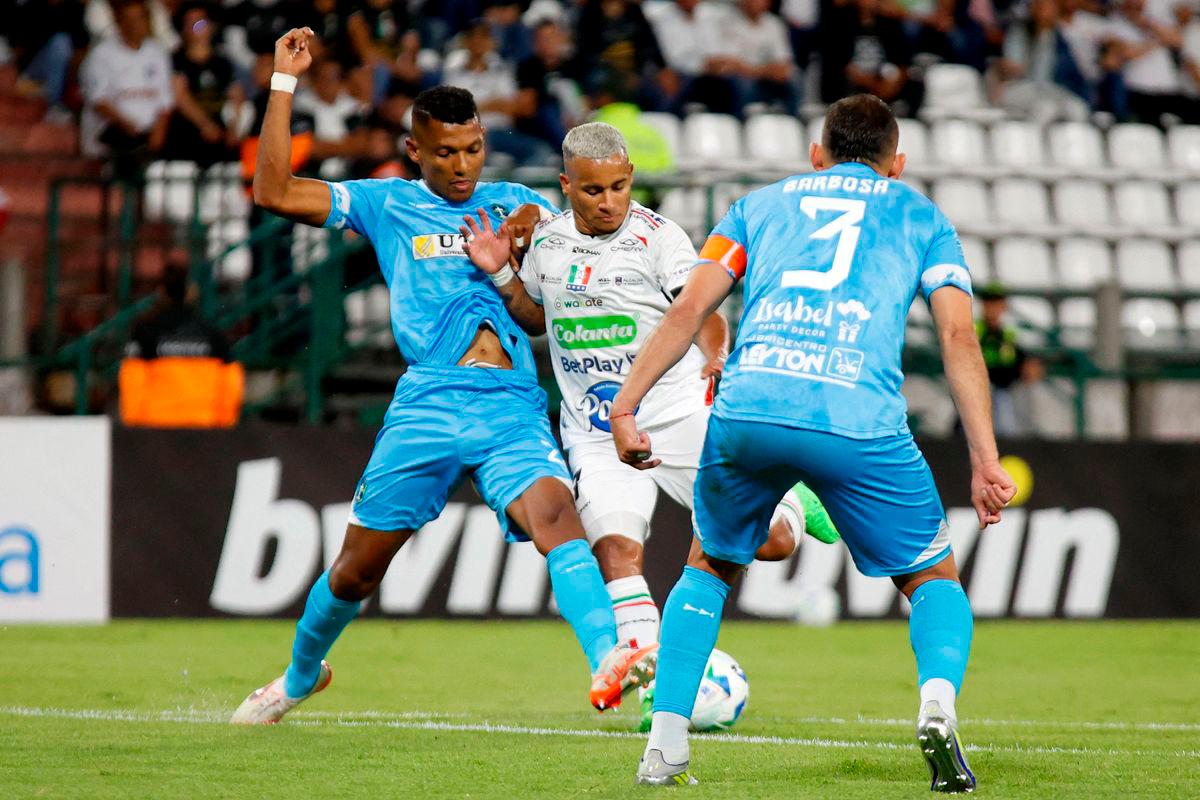 Bulo Bulo’s Colombian defender #27 Cristhian Valencia (L), Once Caldas’ forward #07 Michael Barrios (C) and Bulo Bulo’s defender #03 Rene Barbosa (R) fight for the ball during the Copa Sudamericana knockout round play-off football match between Colombia’s Once Caldas and Bolivia’s San Antonio Bulo Bulo at the Palogrande Stadium in Manizales, Colombia, on July 23, 2025 - Photo by John BONILLA / AFP