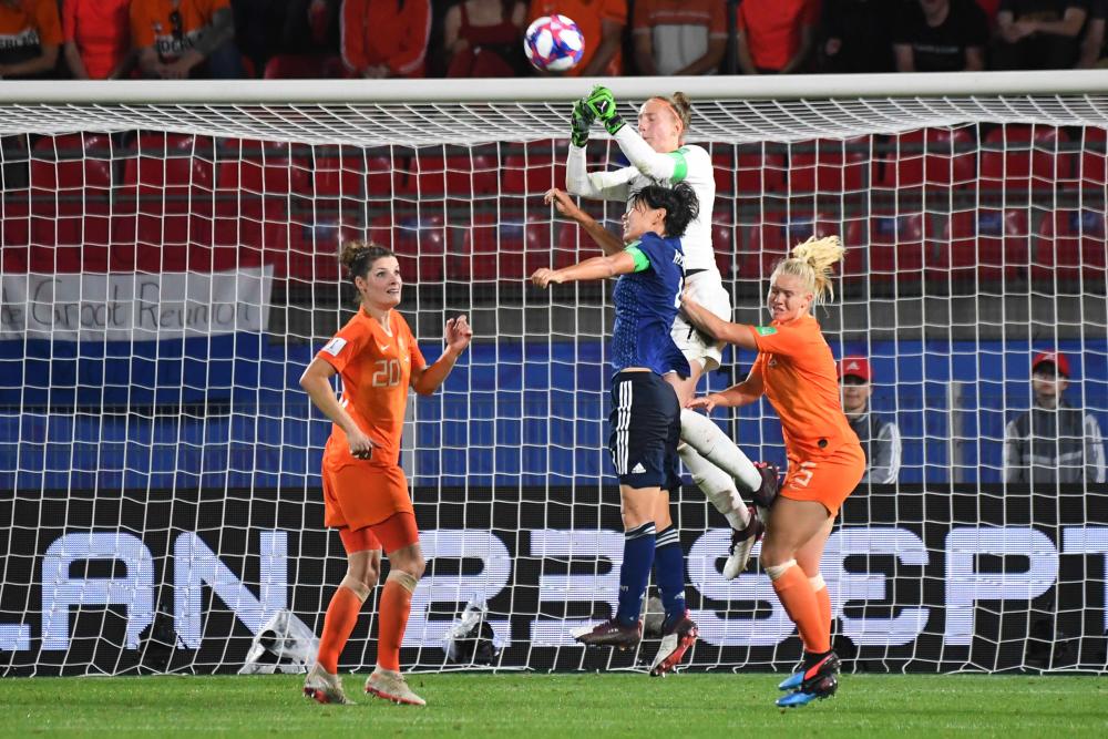 Netherlands' goalkeeper Sari van Veenendaal (up) makes a save during the France 2019 Women's World Cup round of sixteen football match between Netherlands and Japan, on June 25, 2019, at the Roazhon Park stadium in Rennes, north western France. - AFP