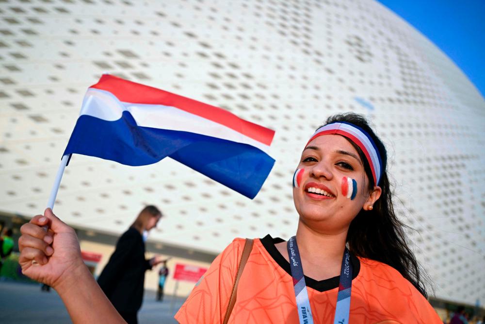 $!A Netherlands fan arrives ahead of the Qatar 2022 World Cup Group A match between Senegal and the Netherlands. – AFPPIX