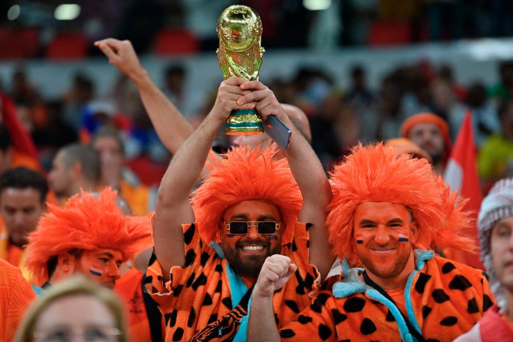 $!Netherlands’ fans are seen ahead of the Qatar 2022 World Cup Group A match between Senegal and the Netherlands. – AFPPIX