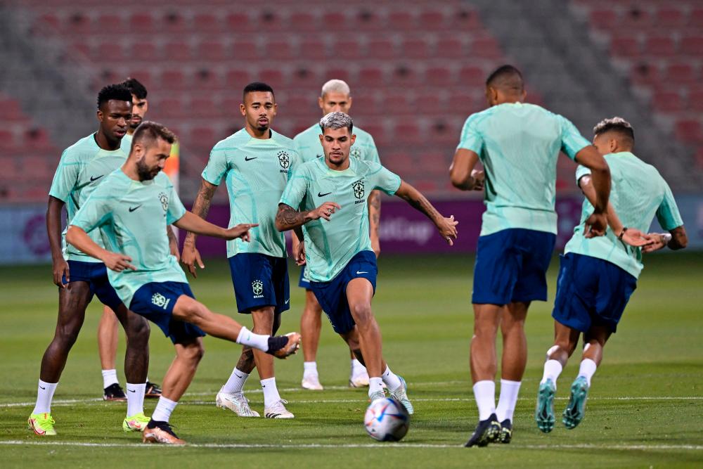 Brazil's midfielder Everton Ribeiro (C) takes part in a training session at Al Arabi SC stadium in Doha on November 23, 2022, on the eve of the Qatar 2022 World Cup football match between Brazil and Serbia. AFPPIX