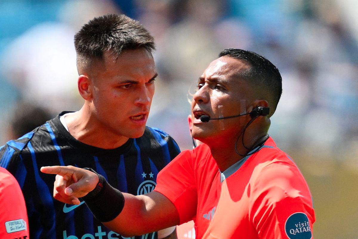 Inter Milan's Argentine forward #10 Lautaro Martinez argues with Salvadoran referee Ivan Barton during the FIFA Club World Cup 2025 round of 16 football match between Italy's Inter Milan and Brazil's Fluminense at the Bank of America Stadium in Charlotte on June 30, 2025. - AFPPIX