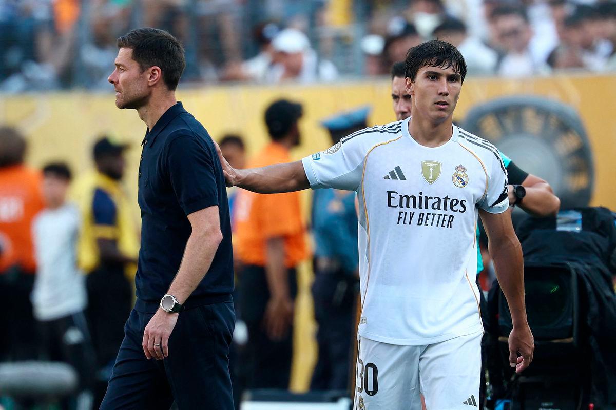 Real Madrid’s Spanish forward #30 Gonzalo Garcia (R) puts a hand at Spanish coach Xabi Alonso’s back during the FIFA Club World Cup 2025 quarterfinal football match between Spain’s Real Madrid and Germany’s Borussia Dortmund at the MetLife stadium in East Rutherford, New Jersey on July 05, 2025-AFP