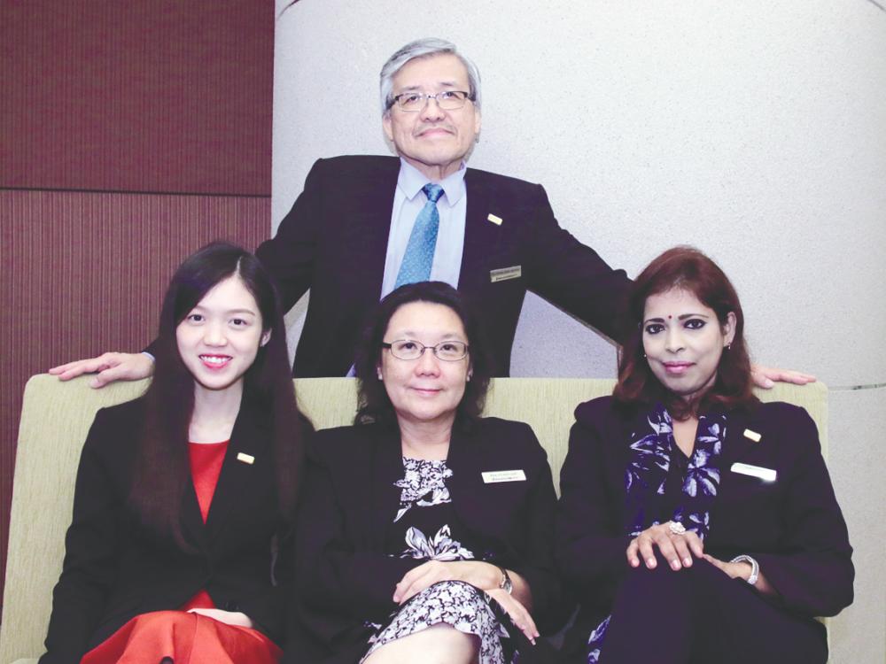 Dr. Wong (standing) with (from left) Alicia Loo, Prof. Lee and Saravanamalar Surarajah.