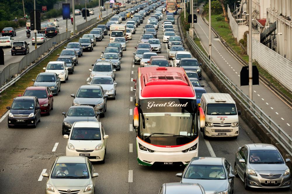 Vehicles move slowly towards Kuala Lumpur on the Federal Highway near Petaling Jaya on July 11, 2016. — Sunpix by Asyraf Rasid