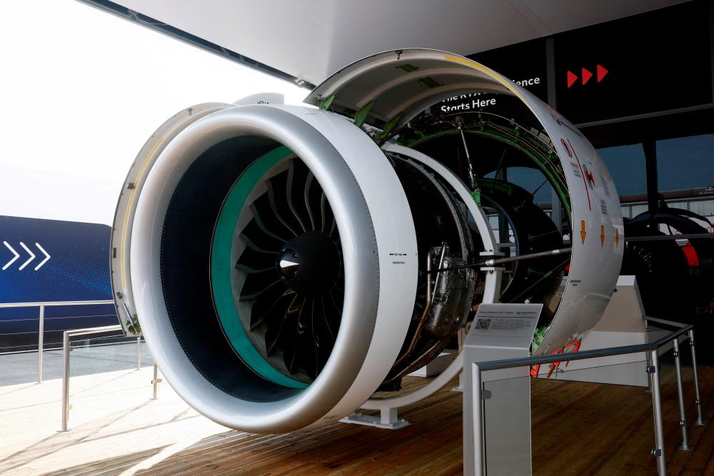 Model of a Pratt &amp; Whitney GTF engine on display at the Paris Air Show. – Reuterspic