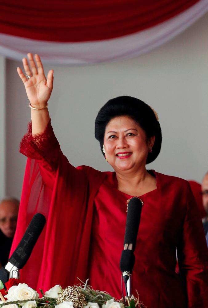 Ani Bambang Yudhoyono, wife of Indonesia's President Susilo Bambang Yudhoyono, waves after a ceremony to mark the country's 65th Independence Day at the presidential palace in Jakarta August 17, 2010. - Reuters
