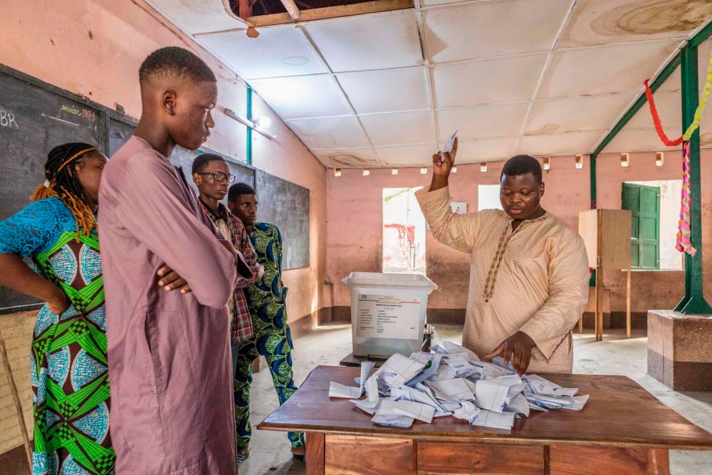 Members of the observers and the CENA (Commission Electorale Nationale Autonome) check the number of votes following the legislative elections at the public primary school, Charles Guillot de Zongo in Cotonou. AFPPIX