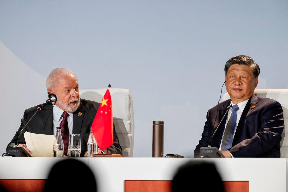 President of Brazil Luiz Inacio Lula da Silva (L) and President of China Xi Jinping (R) attend the 2023 BRICS Summit at the Sandton Convention Centre in Johannesburg on August 24, 2023. - REUTERSPIX