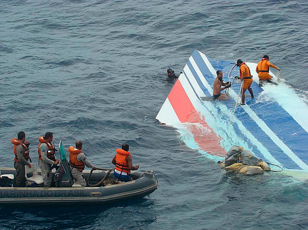 (FILES) In this file handout photo takenand released on June 8, 2009 by the Brazilian Navy showing divers recovering a huge part of the rudder of the Air France A330 aircraft lost in midflight over the Atlantic ocean June 1st. AFP / BRAZILIAN NAVY