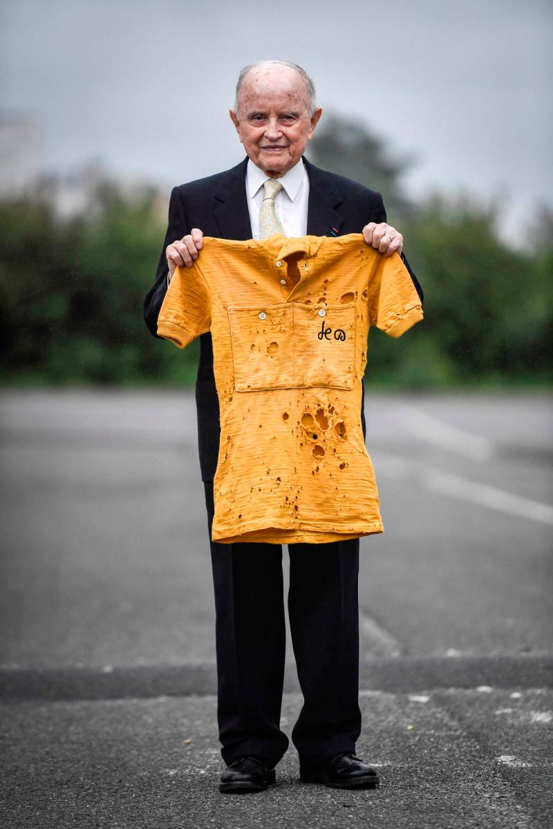 (FILES) Tour de France’s French cyclist veteran Jacques Marinelli, 93, holds his yellow jersey on May 30, 2019 in Melun- AFP