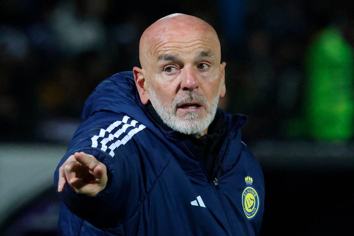 Nassr's Italian coach Stefano Pioli gestures as he speaks to his players during the first leg of the AFC Champions League round of 16 football match between Irani's Esteghlal and Saudi's Al-Nassr at the Azadi Stadium in Tehran on March 3, 2025. - AFPPIX