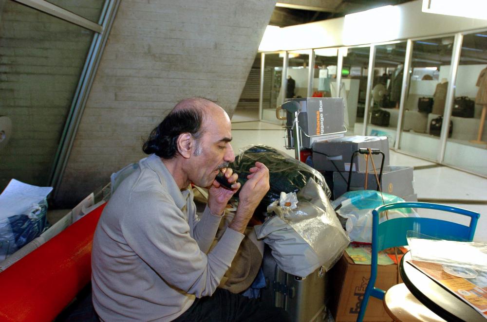 (FILES) In this file photo taken on August 12, 2004 Mehran Karimi Nasseri shaves, early in the morning, in the terminal 1 of Paris Charles De Gaulle airport. - AFPPIX