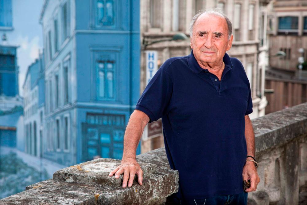 $!(FILES) In this file photo taken on August 27, 2015 French actor Claude Brasseur poses during a photocall for the movie “L’étudiante et Monsieur Henri” as part of the Francophone Film Festival in Angouleme. French actor Claude Brasseur has passed at the age of 84, his agent announced on December 22, 2020. / AFP / YOHAN BONNET
