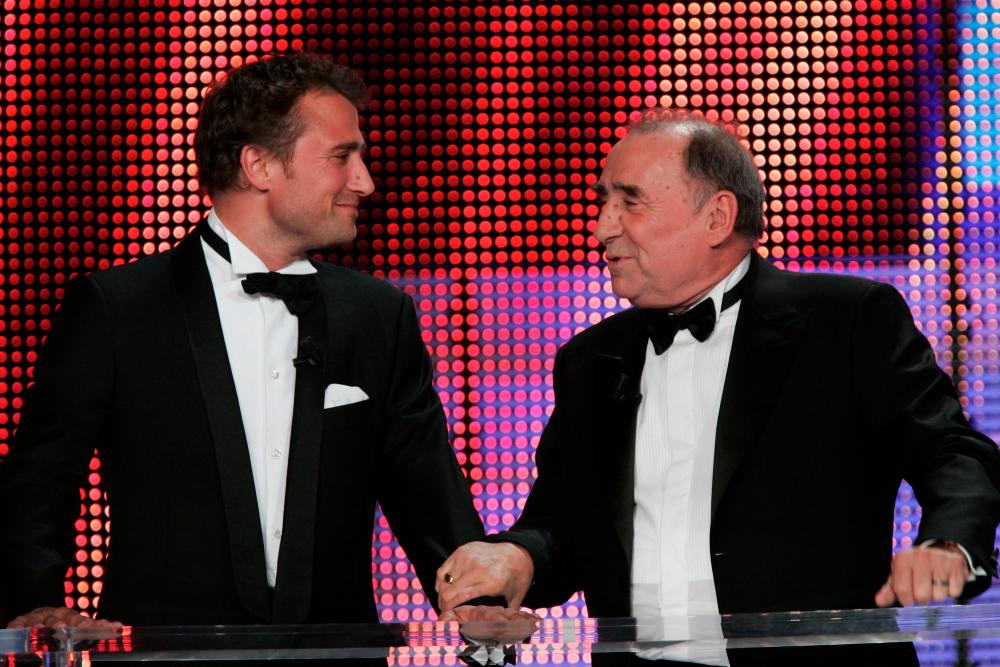 $!(FILES) In this file photo taken on May 14, 2007 The french actor Claude Brasseur (R) and his son Alexandre joke on the stage of the Theatre de Paris, during the 2007 Molieres theatre awards ceremony. French actor Claude Brasseur has passed at the age of 84, his agent announced on December 22, 2020. / AFP / PIERRE VERDY