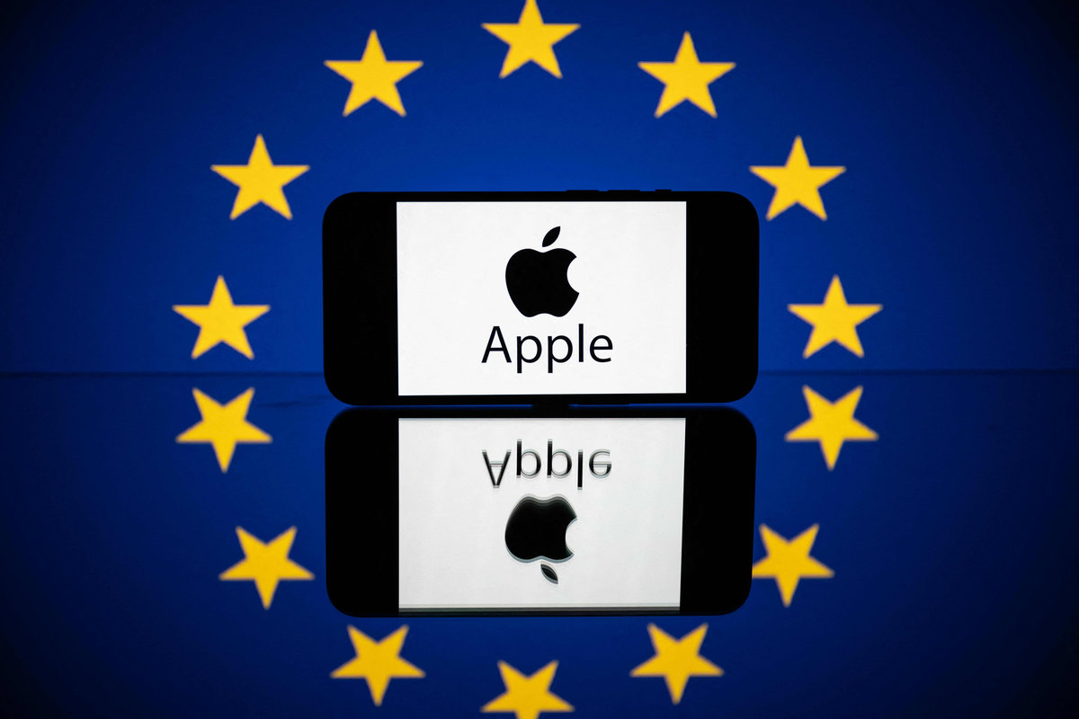 This picture taken on April 27, 2023 in Toulouse, southwestern France, shows a screen displaying the Apple logo and the European flag. - AFP