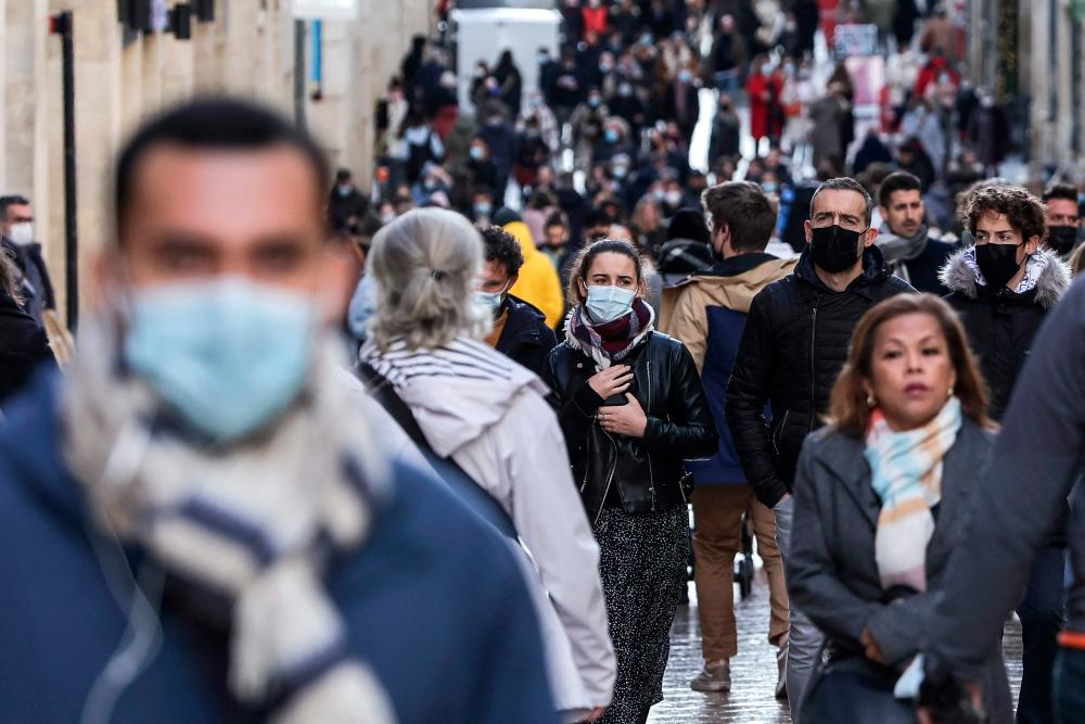 France’s daily reported new coronavirus cases broke a new record on January 18, 2022 with an average of over 300,000 a day in the past week, with the headline figure approaching half a million. AFPPIX