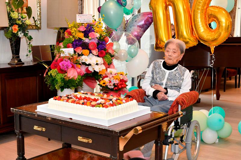 (FILES) This handout file photo taken on May 23, 2024 and provided to AFP on August 22, 2024 by the Ashiya City government shows Japanese woman Tomiko Itooka as she celebrates her 116th birthday, in the city of Ashiya, Hyogo prefecture. The world's oldest person, Tomiko Itooka of Japan, has died at the age of 116, the city were she lived announced on January 4, 2025. Itooka, who had four children and five grandchildren, died on December 29 at a nursing home, the city of Ashiya said. - AFP PHOTO / ASHIYA CITY