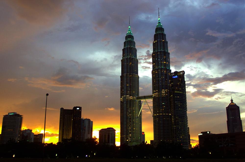 In this file photo taken on April 17, 2001, the Petronas Twin Towers, then the world's tallest buildings, crown Kuala Lumpur's skyline during dusk. Argentinian architect Cesar Pelli, designer of the towers, passed away on July 19, 2019 at the age of 92. - AFP