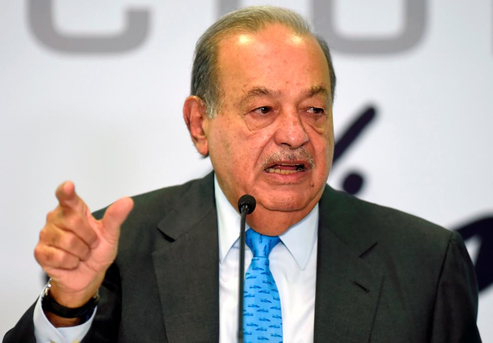 FILES) In this file photo taken on October 16, 2019, Mexican tycoon Carlos Slim gestures as he speaks during a press conference at the Inbursa office in Mexico City. Carlos Slim, the 80-year-old Mexican communications magnate and Latin America’s richest man, is infected with covid-19 and has had “minor symptoms” for more than a week, his eldest son said on January 25, 2021. AFP / ALFREDO ESTRELLA