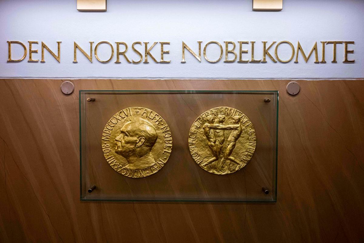 (FILES) A photo taken on September 25, 2024 in Oslo, Norway shows replicas of the obverse and reverse of the Nobel Peace Prize medal displayed at The Norwegian Nobel Institute. The winner of the Nobel Peace Prize will be announced in Oslo on October 10, 2025. (Photo by Jonathan NACKSTRAND / AFP)