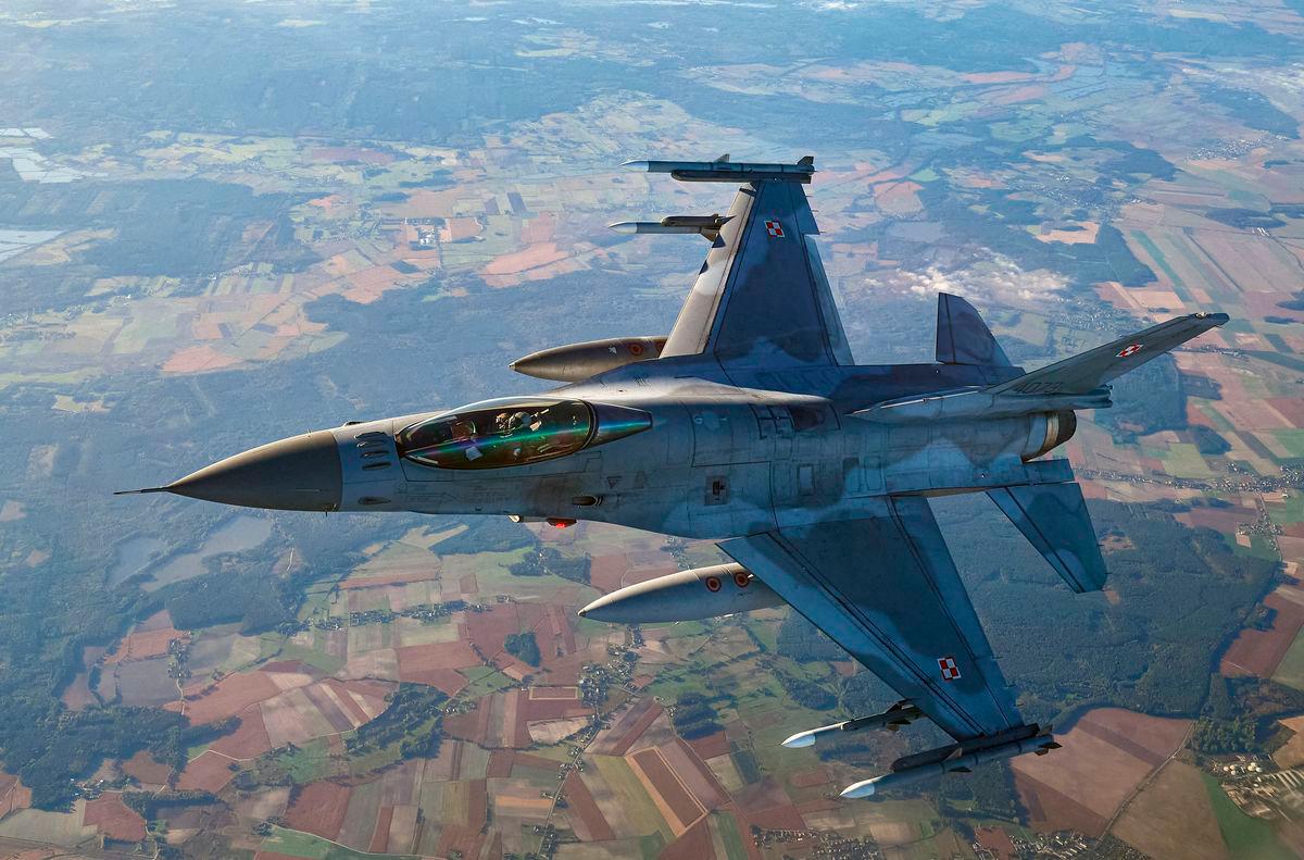 (FAIL) Sebuah jet pejuang F-16 menyertai latihan NATO Air Shielding berhampiran pangkalan udara di Lask, Poland tengah pada 12 Oktober 2022. Sebuah jet pejuang F-16 milik Poland terhempas pada 28 Ogos 2025 ketika membuat persiapan untuk pertunjukan udara di bandar Radom, mengorbankan juruterbangnya, menurut jurucakap kerajaan. (Foto oleh RADOSLAW JOZWIAK / AFP)