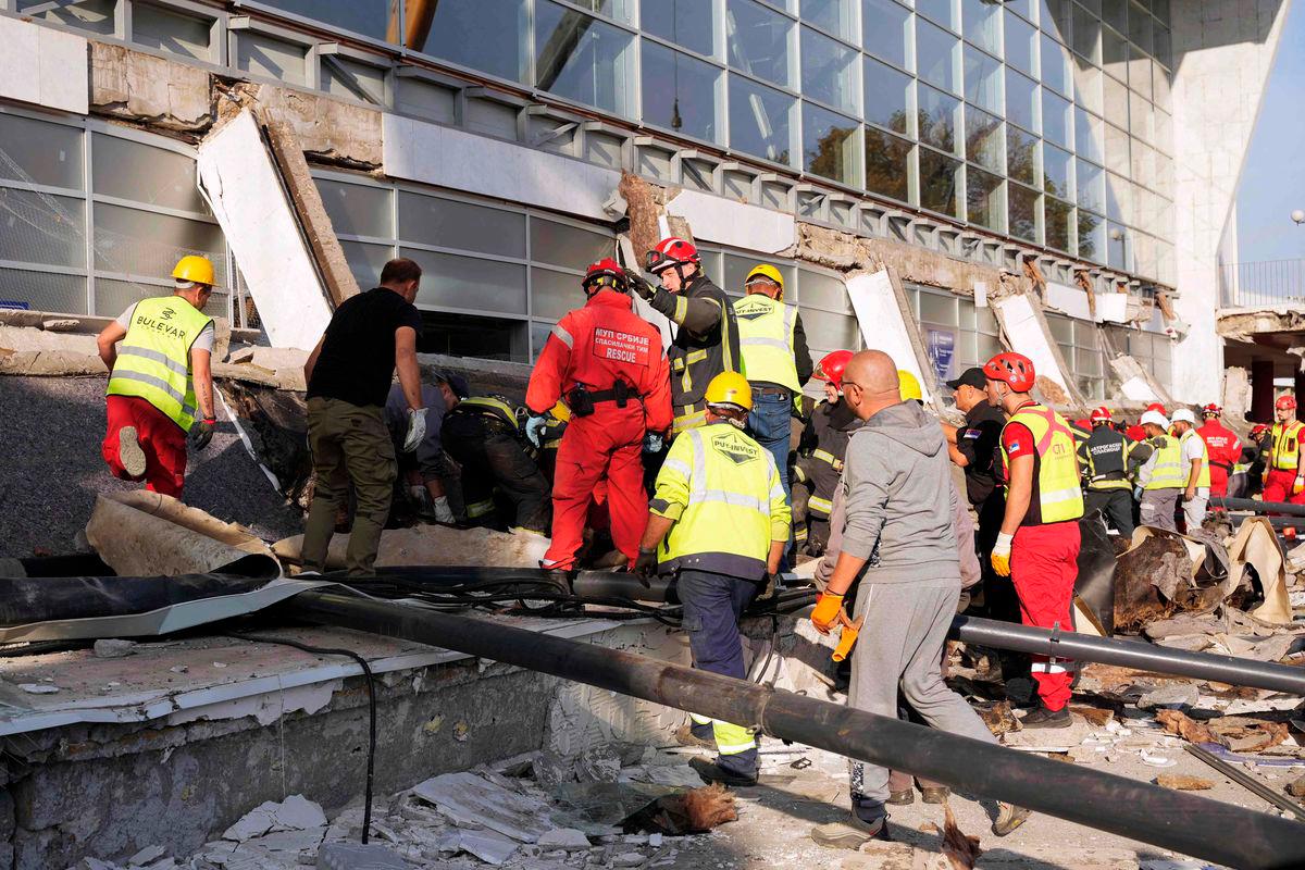 In this handout photograph taken on November 1, 2024 and released by the Ministry of Interior Affairs of Serbia and shows emergency and rescue teams working at the site where a concrete outdoor roof of a train station collapsed in the northern Serbian city of Novi Sad. - AFP PHOTO / Ministry of Interior Affairs of Serbia