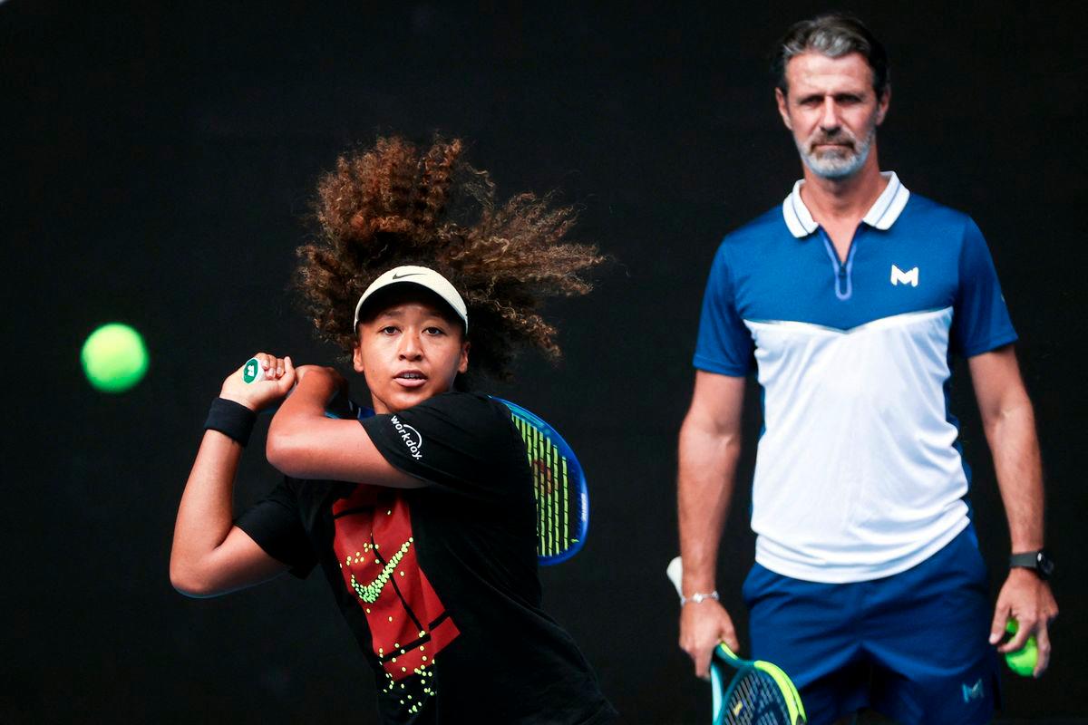 (FILES) This file photo taken on January 9, 2025 shows Japan’s Naomi Osaka (L) hitting a return as her coach Patrick Mouratoglou watches during a training session ahead of the Australian Open tennis tournament in Melbourne. Four-time Grand Slam champion Naomi Osaka revealed on July 28, 2025 that she has split with coach Patrick Mouratoglou after less than a year-Photo by DAVID GRAY / AFP