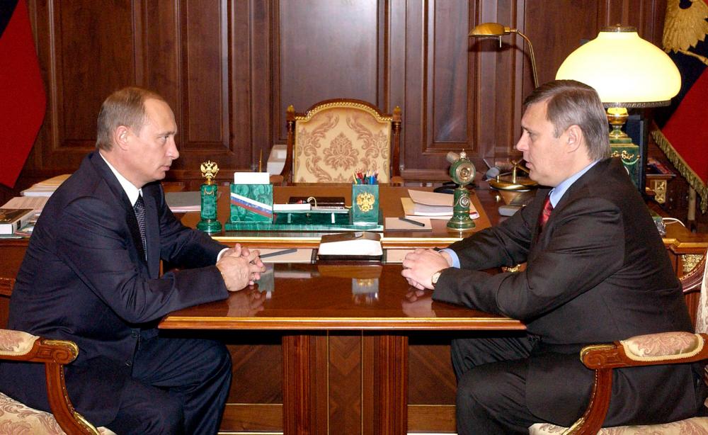(FILES) This photograph taken on February 24, 2004, shows Russian President Vladimir Putin (L) talking to former Russian Prime Minister Mikhail Kasyanov at his office in Moscow’s Kremlin. AFPPIX