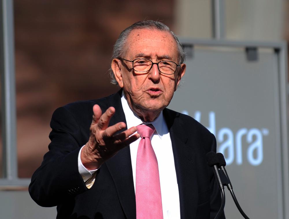 In this file photo taken on Dec 16, 2009 Argentinian architect Cesar Pelli delivers a speech during the Grand Opening of the CityCenter, a mixed-use urban development center on the Las Vegas Strip. Pelli passed away on July 19, 2019 at the age of 92. - AFP