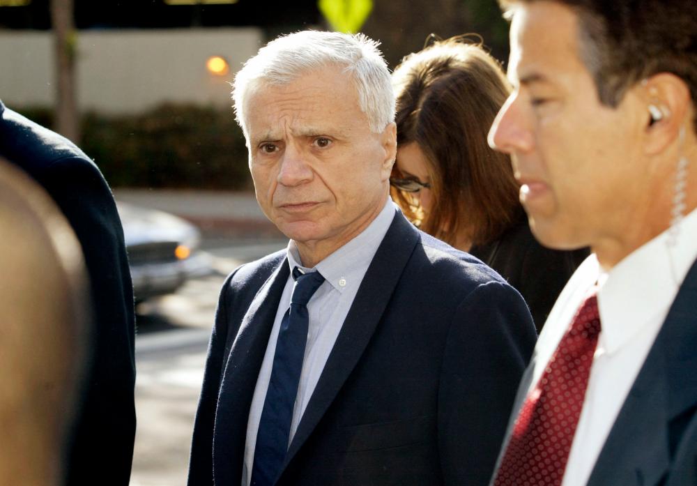 In this file photo taken on October 31, 2003 Robert Blake and his lawyers are flanked by law enforecement officers as they are escorted into the Los Angeles County Court House in Van Nuys, California/AFPPix