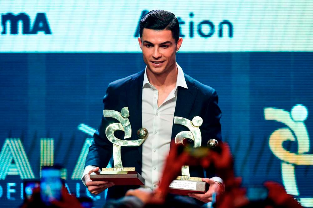 (FILES) In this file photo taken on December 02, 2019 Juventus’ Portuguese forward Cristiano Ronaldo receives the award of best player of the year of the Italian championship Serie A during the ‘Gran Gala del Calcio’ awards ceremony in Milan. US district judge, AFPPIX