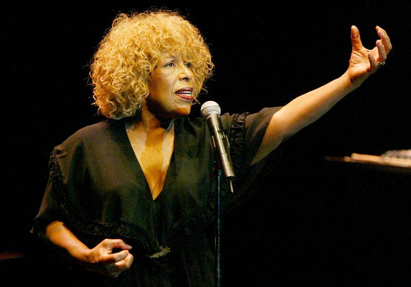 US singer Roberta Flack performs at the 40th Jazzaldia festival in the Spanish northern Basque city of San Sebastian on July 23, 2005. Roberta Flack, the Grammy-winning singer behind the classic “Killing Me Softly With His Song,“ died on February 24, 2025, her publicist said in a statement, without citing a cause. She was 88 years old. The influential pop and R&amp;B star was one of the most recognizable voices of the 1970s, but in recent years she lost her ability to sing to ALS, known as Lou Gehrig’s disease, which she was diagnosed with in 2022. - Rafa RIVAS / AFP