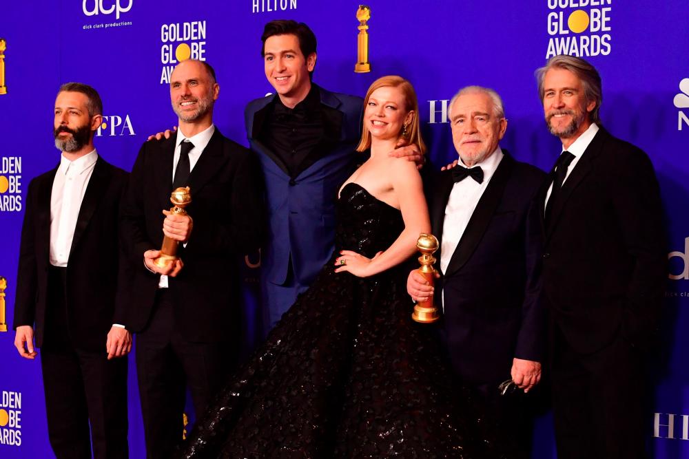 $!(FILES) In this file photo taken on January 5, 2020 actress Sarah Snook (C), Alan Ruck (R), Brian Cox (2ndR) (with award for Best Performance by an Actor In A Television Series - Drama), Nicholas Braun (3rdL), creator Jesse Armstrong and Jeremy Strong (L) pose in the press room with the award for Best Television Series - Drama for “Succession” during the 77th annual Golden Globe Awards, at The Beverly Hilton hotel in Beverly Hills, California. / AFP / Frederic J. Brown