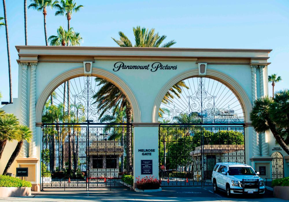 (FILES) In this file photo taken on April 15, 2020, the closed Paramount Studio is seen amid the coronavirus pandemic in Los Angeles, California. Most Hollywood productions have shut down again until at least mid-January, the movie industry’s acting union announced, as Covid-19 cases soar to record levels in Los Angeles. AFP / VALERIE MACON
