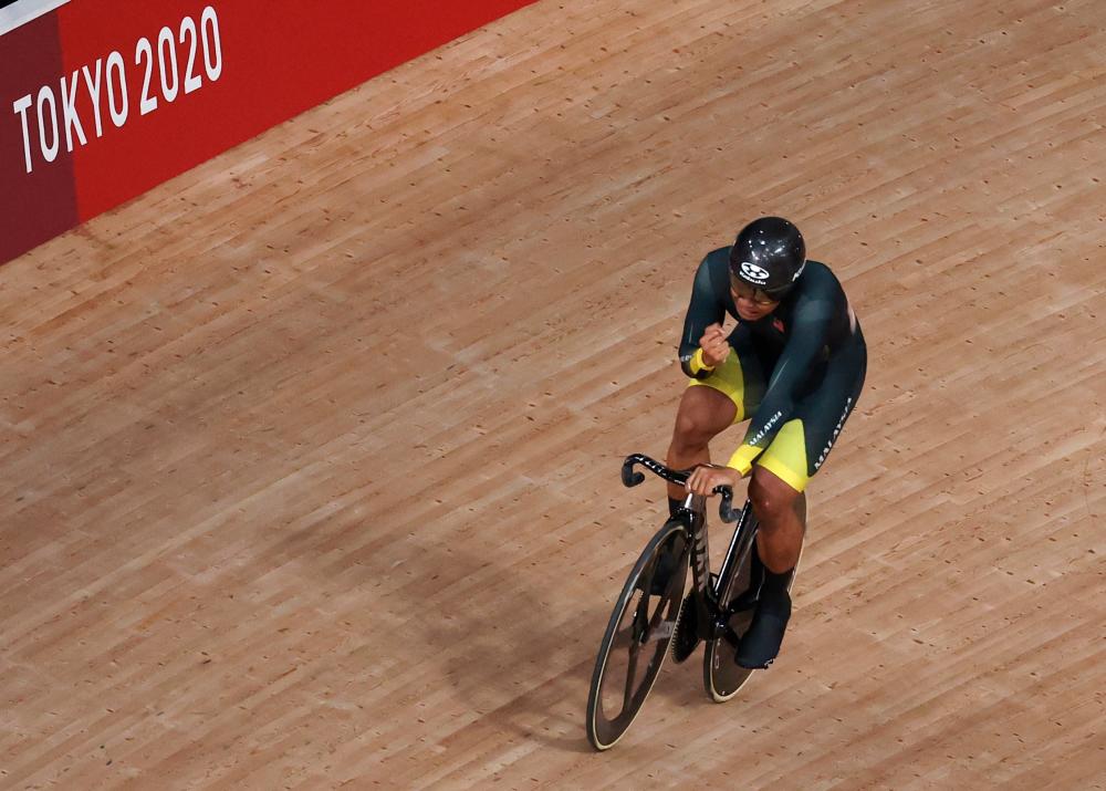 National track cyclist Muhammad Shah Firdaus Sahrom mustered up after an accident to secure a place in the repechages round and advance to the quarterfinals of the keirin event at the Tokyo 2020 Olympic Games at Izu Velodrome, Shizuoka today. BERNAMAPIX